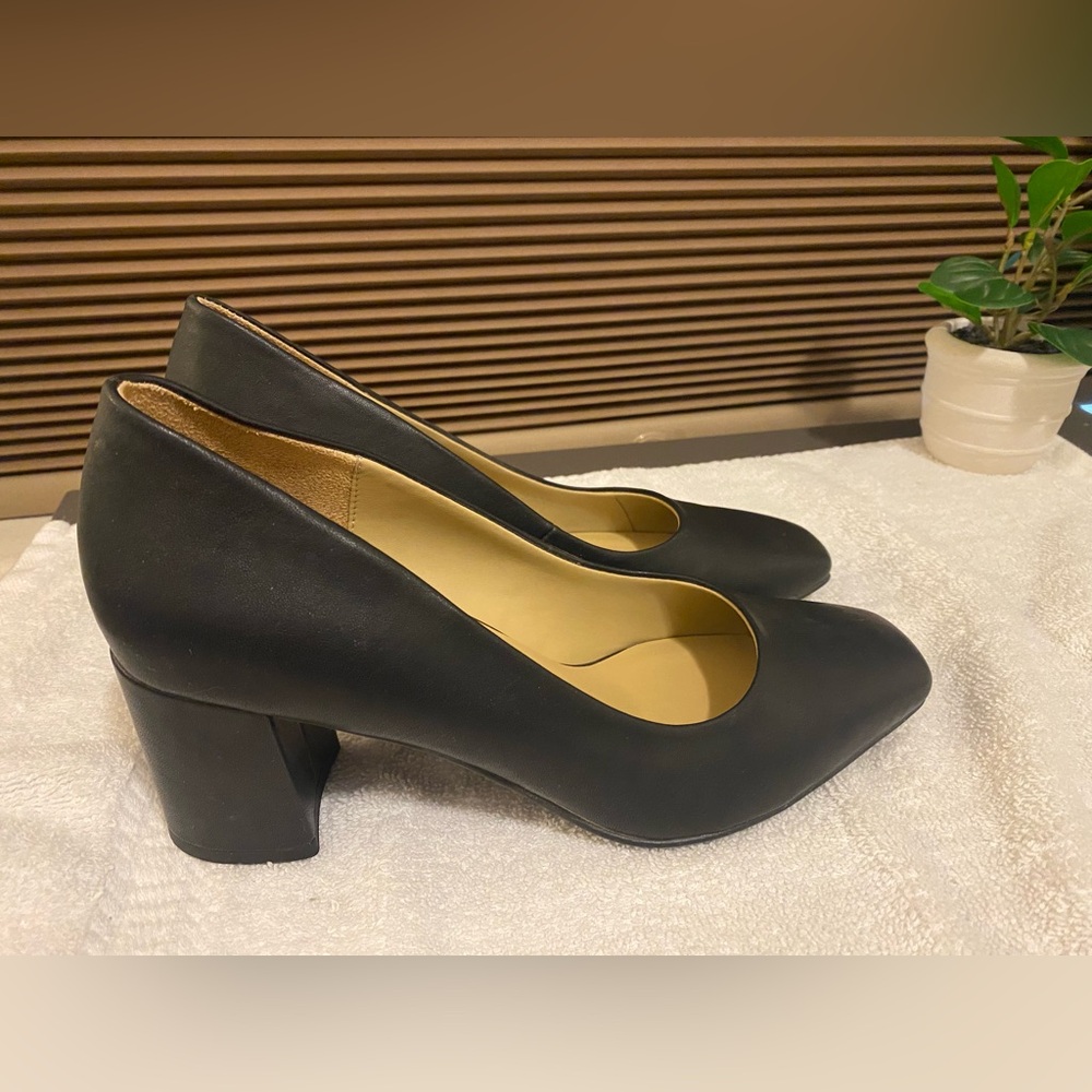 Naturalizer woman’s black pumps
